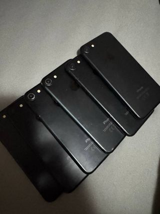 Confezione di telefoni cellulari 6s e 7