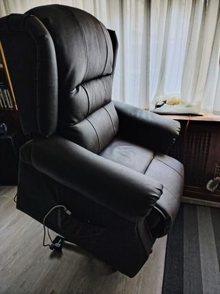 Sillón de piel marrón con masaje