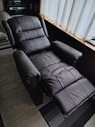 Sillón de piel marrón con masaje