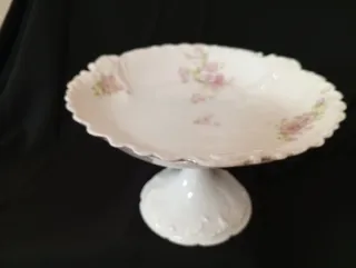 Plato de porcelana con flores rosas