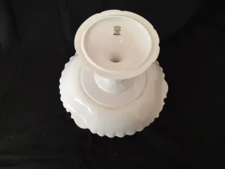 Plato de porcelana con flores rosas