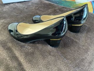 Zapatos de tacón negros charol