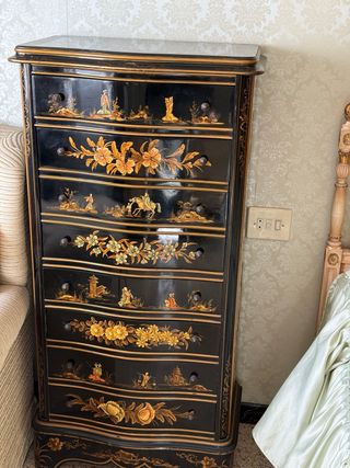 Cómoda antigua negra con detalles dorados