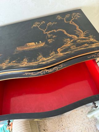 Cómoda antigua negra con detalles dorados