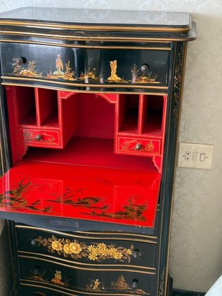 Cómoda antigua negra con detalles dorados