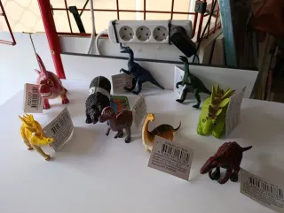 Juego de dinosaurios de plástico