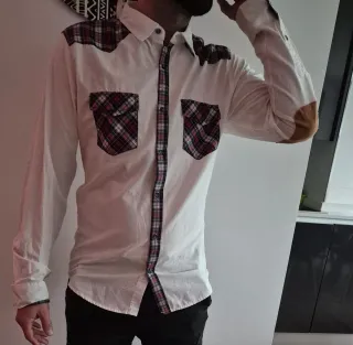 Camisa blanca con cuadros