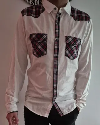 Camisa blanca con cuadros