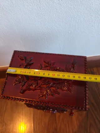 Joyero de madera tallada