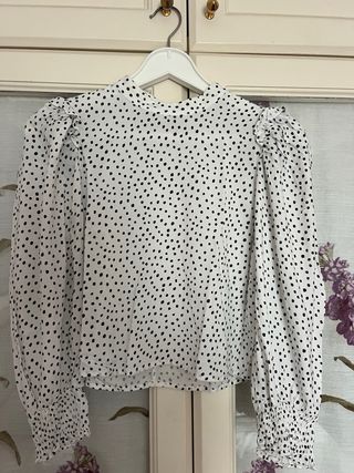 Blusa blanca lunares negros