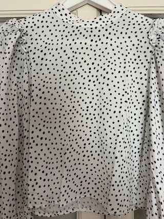 Blusa blanca lunares negros