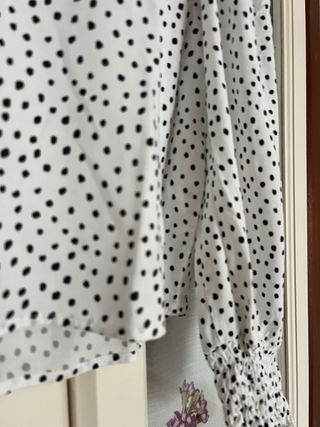 Blusa blanca lunares negros