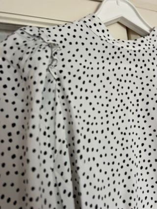 Blusa blanca lunares negros