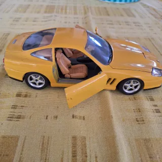 Burago Ferrari 550 Maranello 1:24 Gialla