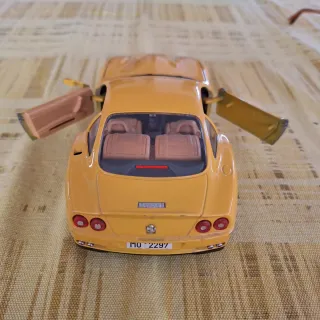 Burago Ferrari 550 Maranello 1:24 Gialla