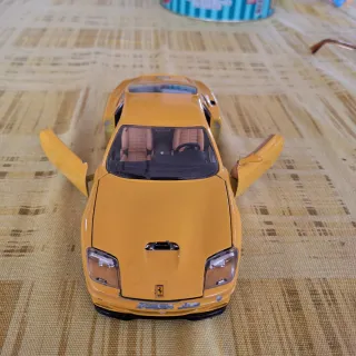 Burago Ferrari 550 Maranello 1:24 Gialla