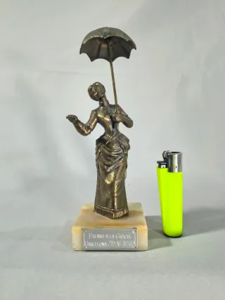 Escultura La Dama y el Paraguas