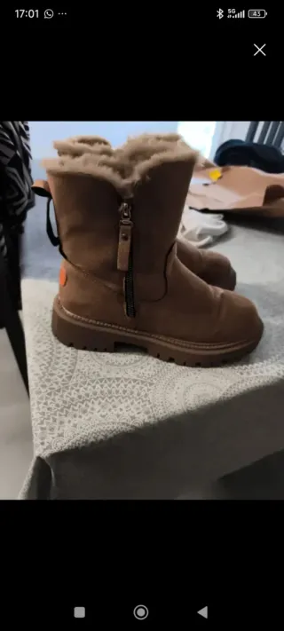 Botas marrones con cremallera y pelo