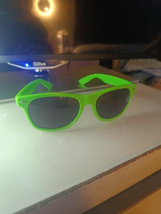 4 gafas de sol en buen estado y nuevas