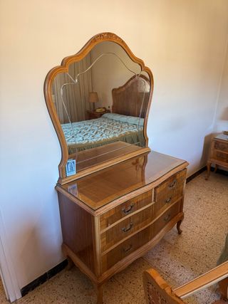 Tocador de madera con espejo