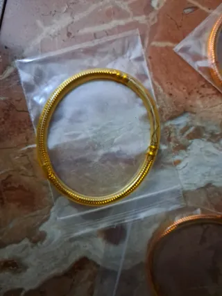 Pulseras doradas finas (4 unidades)