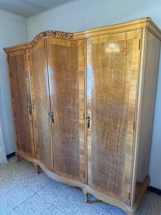 Armario de madera clásico