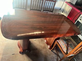 Mesa de salón de madera