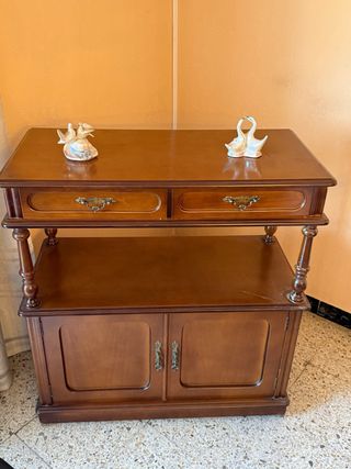 Mueble de madera con cajones y puertas