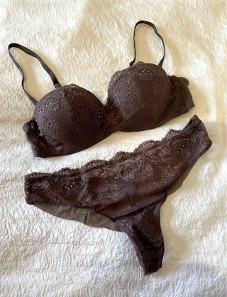 Conjunto lencería marrón encaje