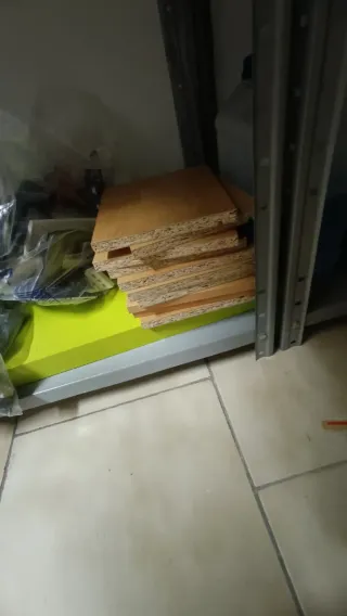 Colonna mobiletto in legno marrone