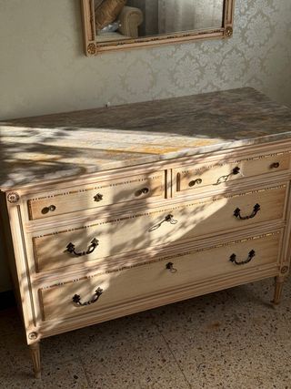 Cómoda de madera con tapa de mármol