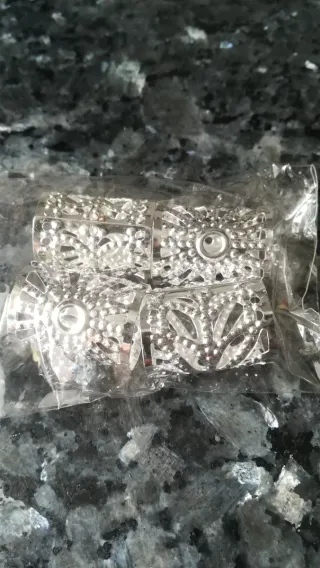 Accessori per trecce: gioielli e decorazioni per capelli