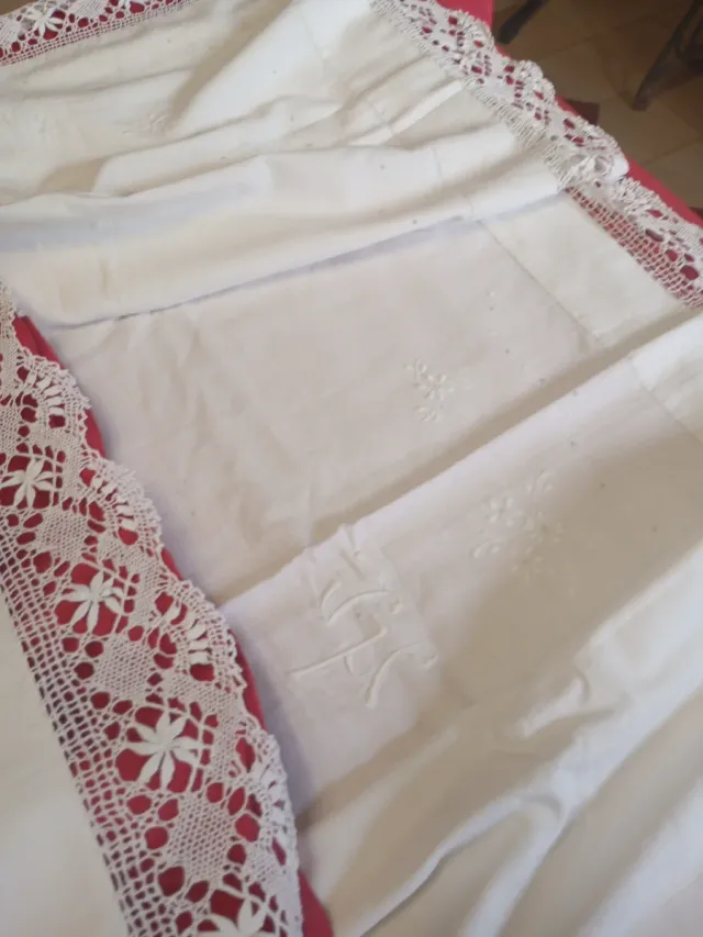 Juego de cama bordado con encaje