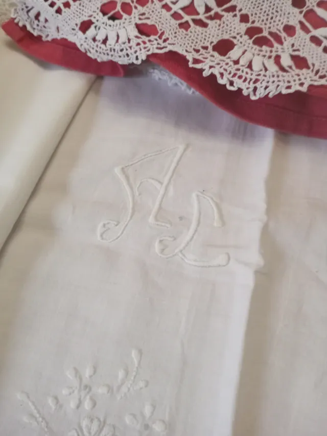 Juego de cama bordado con encaje