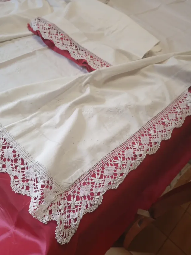 Juego de cama bordado con encaje