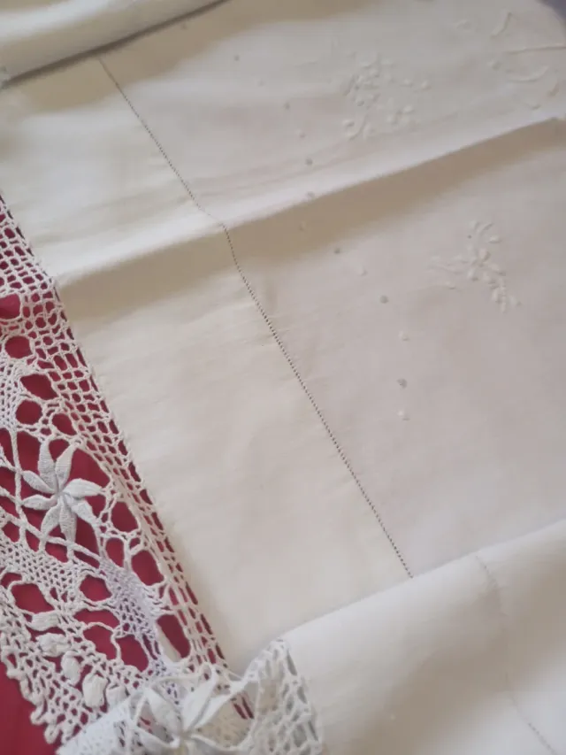 Juego de cama bordado con encaje