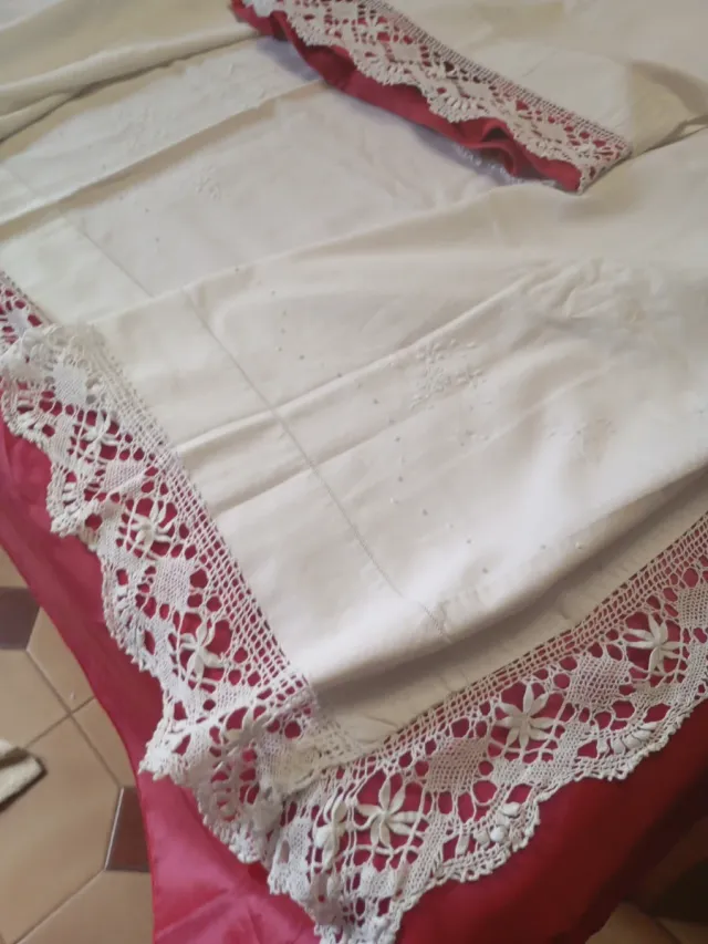 Juego de cama bordado con encaje