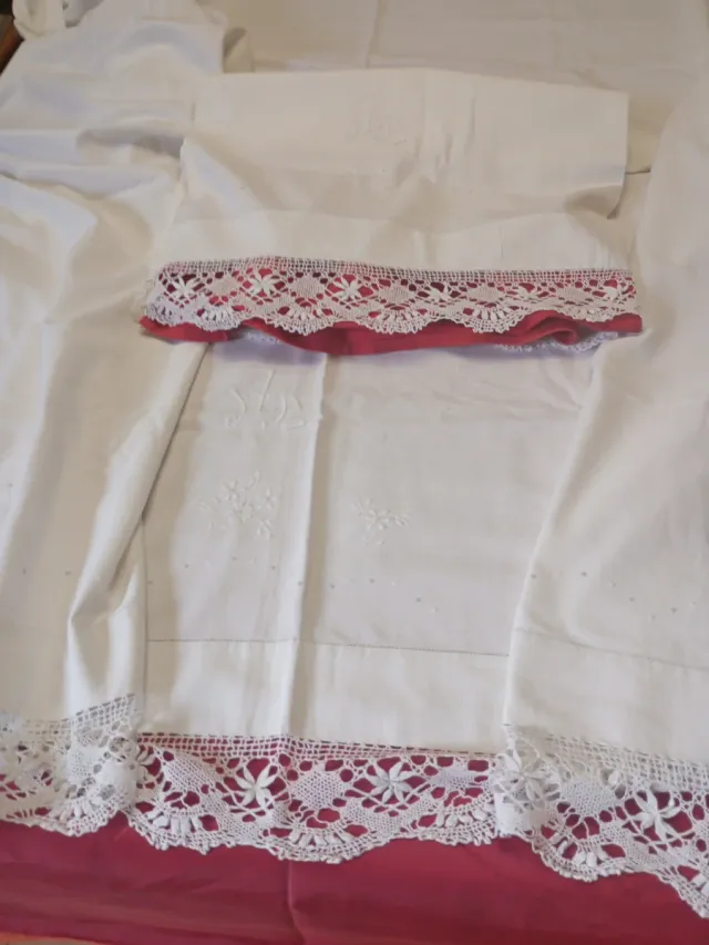 Juego de cama bordado con encaje