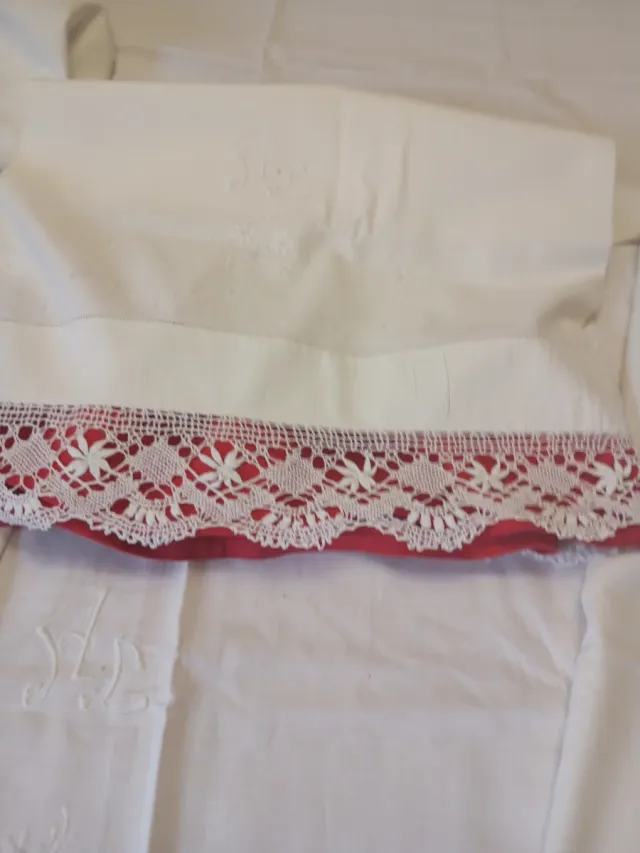 Juego de cama bordado con encaje