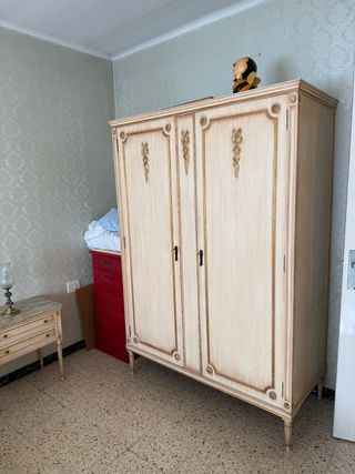 Armario de madera beige y dorado