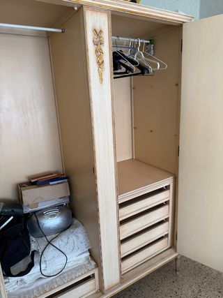 Armario de madera beige y dorado