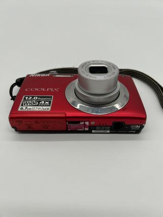 Nikon Coolpix S3000 fotocamera digitale rossa