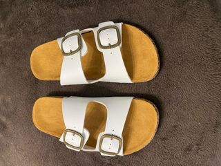 Sandalias blancas con hebillas