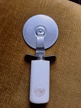 Tagliapizza con manico bianco e decoro mulino