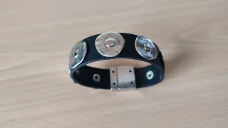 Pulsera hombre negra con tachuelas Zamak