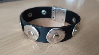 Pulsera hombre negra con tachuelas Zamak