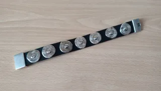 Pulsera hombre negra con tachuelas Zamak