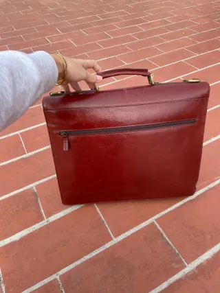 Cartera de cuero marrón porta documentos.