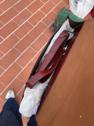 Cartera de cuero marrón porta documentos.