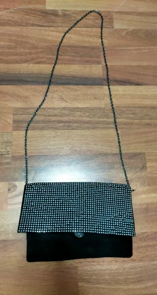 Bolso de fiesta negro y plateado con cadena